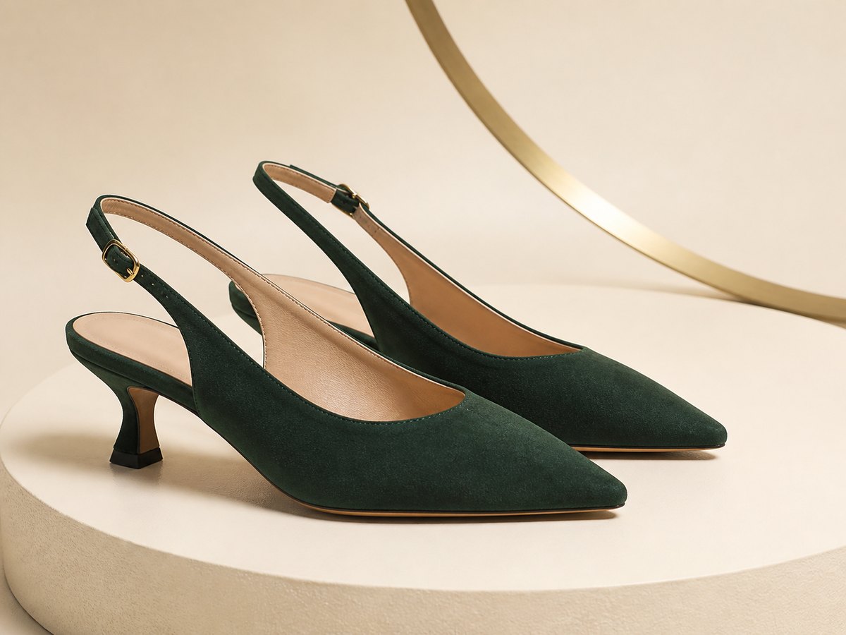 Par de zapatos slingback de gamuza verde para dama
